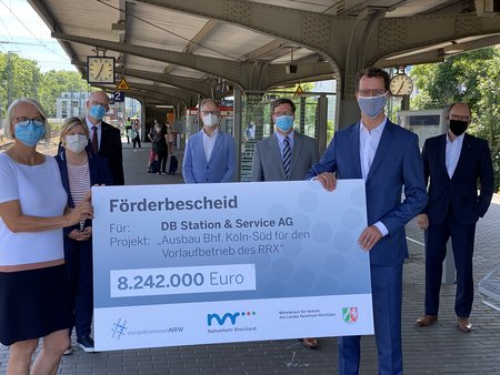 Verkehrsminister Wüst und der NVR übergeben zwei Förderbescheide für den Aus- und Umbau des Bahnhofs Köln-Süd