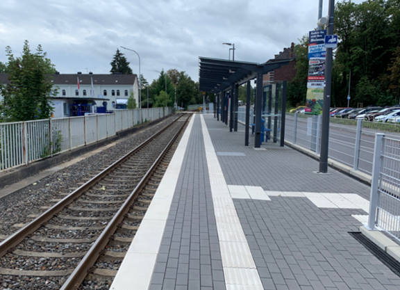 Sauberer Bahnsteig an der Station Stolberg-Schneidmühle