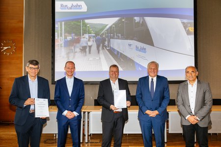 Linien RB 28 und Nordast der RB 21: NVR und Rurtalbahn GmbH unterzeichnen Verkehrsverträge