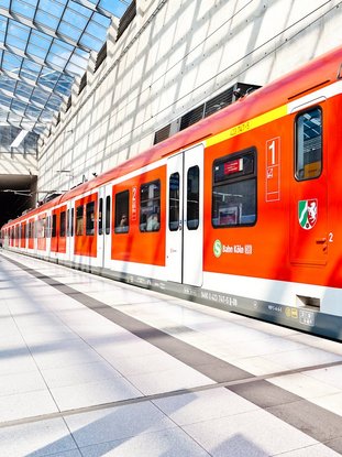 Pünktlichkeit - Zug am Bahnhof Airport Köln/Bonn