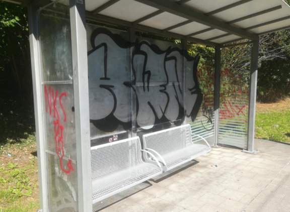 Wetterschutz mit Graffiti in Dattenfeld