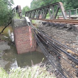 Beschädigte Eisenbahnbrücke am Fluss Inde (Copyright: EVS 2021)