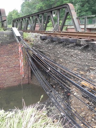 Beschädigte Eisenbahnbrücke am Fluss Inde (Copyright: EVS 2021)