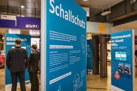 Die Ausstellung zum Ausbau der S-Bahn Köln (hier eine Szene vom Gastspiel am Kölner Hauptbahnhof) pausiert bis auf Weiteres. Die Fortsetzung der Tour durch die Region ist für das neue Jahr geplant. Credits: „NVR GmbH/Smilla Dankert“