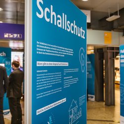 Die Ausstellung zum Ausbau der S-Bahn Köln (hier eine Szene vom Gastspiel am Kölner Hauptbahnhof) pausiert bis auf Weiteres. Die Fortsetzung der Tour durch die Region ist für das neue Jahr geplant. Credits: „NVR GmbH/Smilla Dankert“