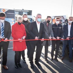 NRW-Wirtschaftsminister Andreas Pinkwart eröffnet erste Mobilstation im Rheinisch-Bergischen Kreis in Wermelskirchen